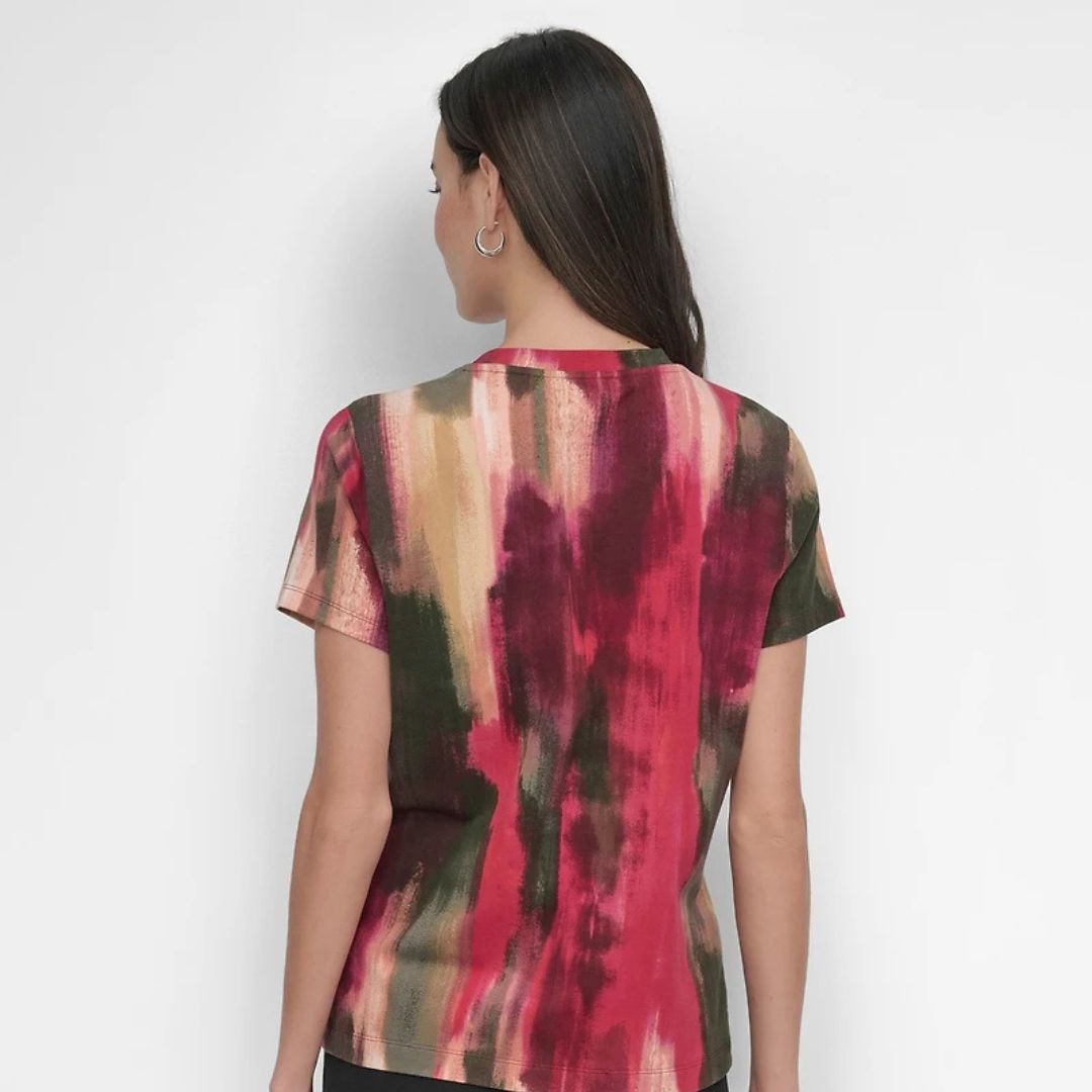 DKNY Abstract-Print Logo Tee – Effortless Style, Everyday Comfort